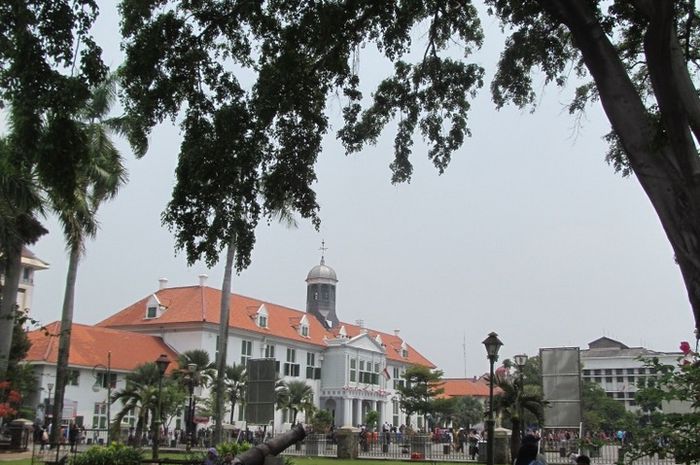 Fatahillah warga waktu libur menghabiskan nyepi republika penjara tanah dinginnya merasakan