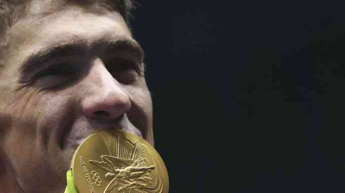 Phelps medcom selepas 4x100 seremoni gaya penyerahan estafet ganti medali Phelps medcom selepas 4x100 seremoni gaya penyerahan estafet ganti medali