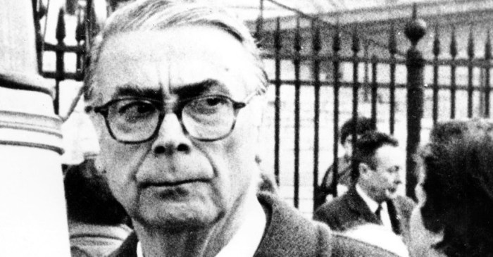 Biografi cristobal balenciaga desainer terhebat dibalik produk balenciaga