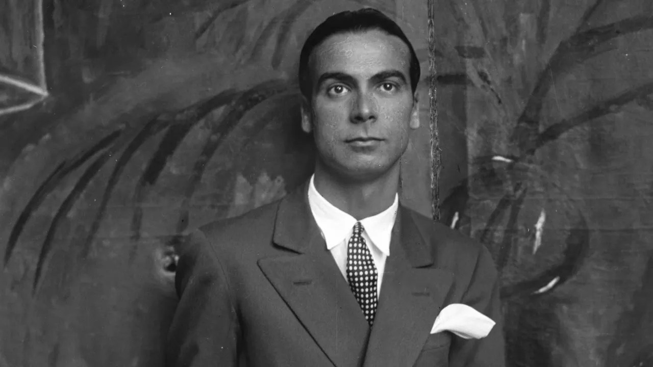 Biografi cristobal balenciaga desainer terhebat dibalik produk balenciaga