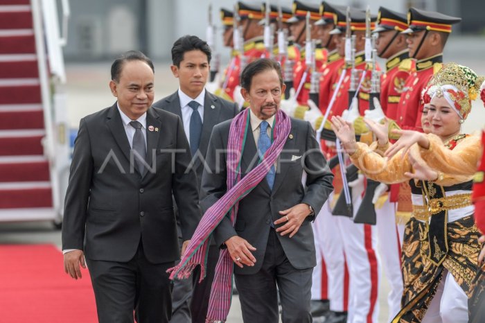 Bolkiah sultan hassanal brunei richest world royals wealthiest luxurylaunches haji billion