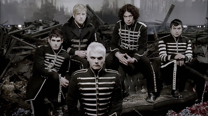 Chemical romance gerard performs