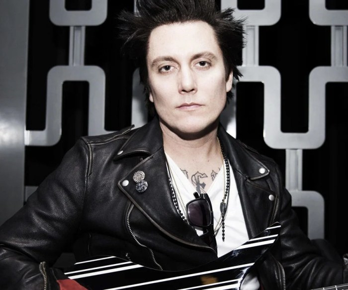 Biografi synyster gates gitaris avenged